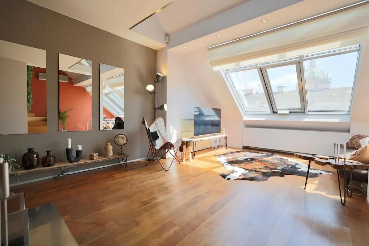 Apartment Luxe Prague Loft, Castle Views & Rooftop Terrace