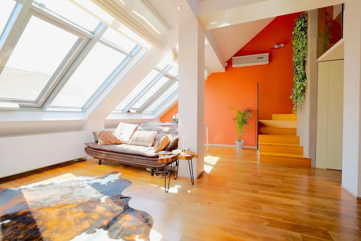 Apartment Luxe Prague Loft, Castle Views & Rooftop Terrace