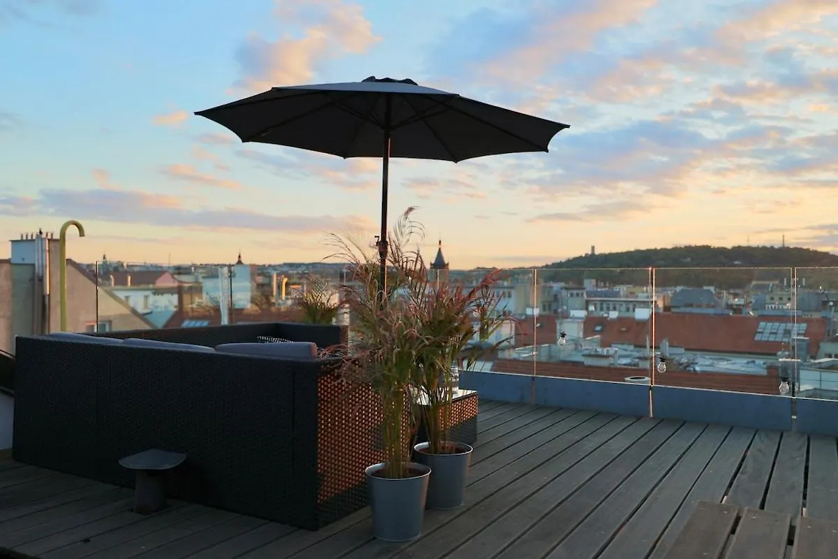 Apartment Luxe Prague Loft, Castle Views & Rooftop Terrace